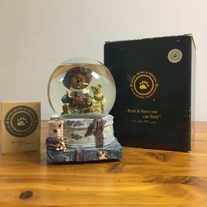 Boyd’s Bears snow globe